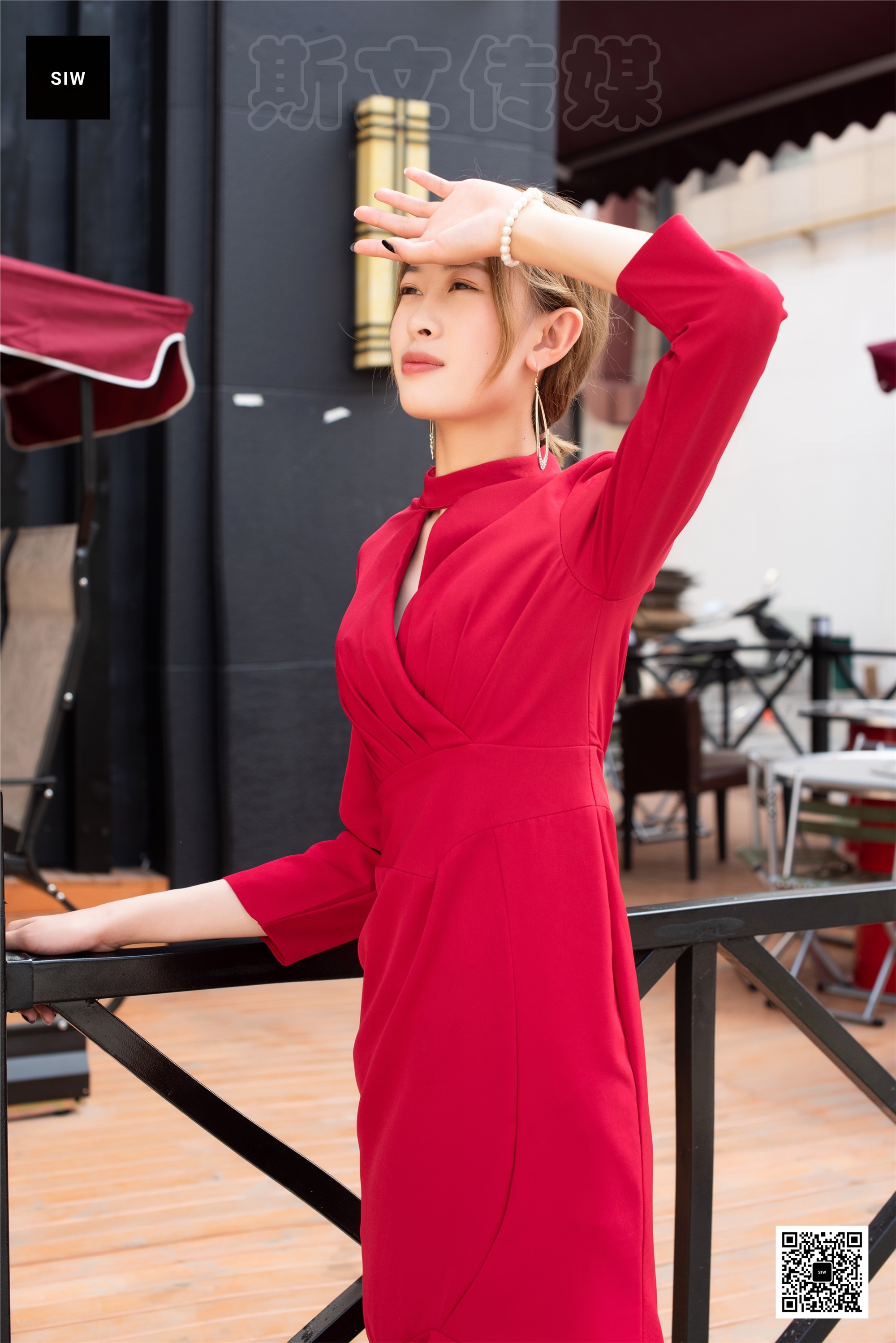 SIW斯文传媒 047 火红立领七分袖别致鱼尾裙 - 新芳